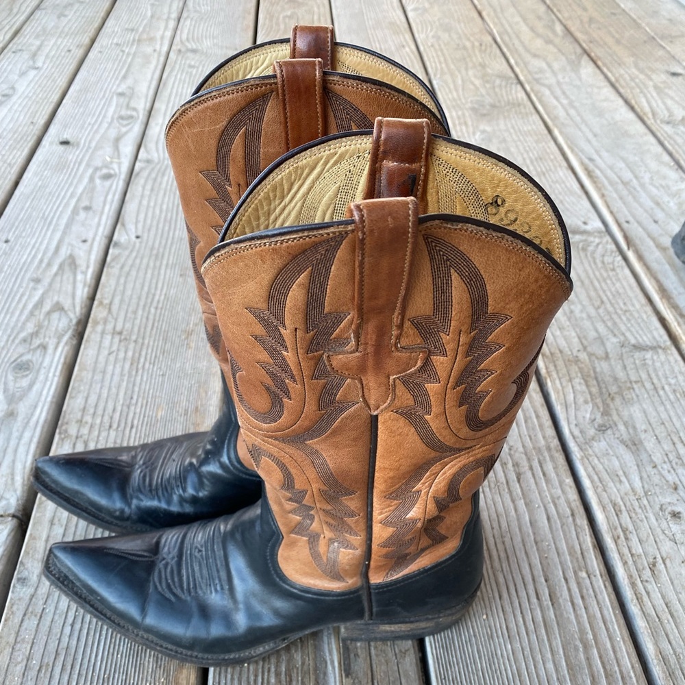Sz8They run small, go at least one size up. Very dressy! Excellent condition!